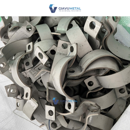 1gia công cùm omega inox