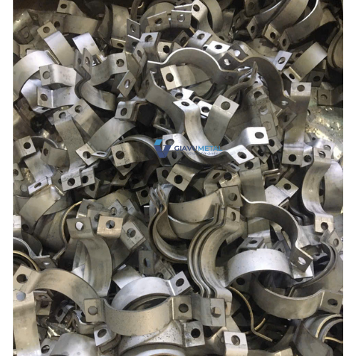 2gia công cùm omega inox